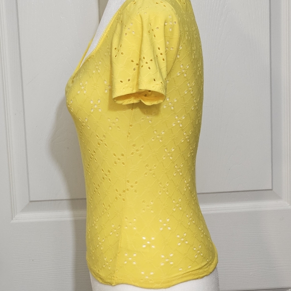 AMBIANCE Adorable Womens Short Sleeve Top, Bright Yellow, Sz M- Fits Tight - Picture 2 of 8